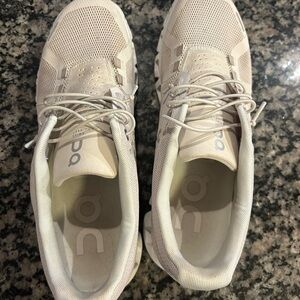 On cloud sneakers size 9